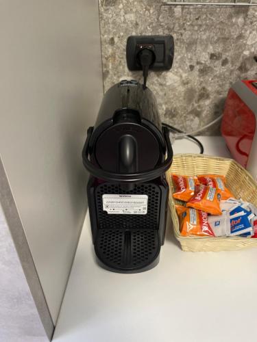 a black crock pot with a basket of chips at Apartment Verdi BARDOLINO in Bardolino