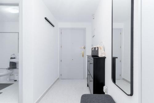 トレビエハにあるEspanatour SAN PASCUAL 216の- 白いバスルーム(鏡、シンク付)