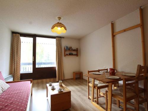 un salon avec une table et une salle à manger dans l'établissement Studio avec Balcon Exposé Sud – 4 Couchages, Parking, Chantemerle, Serre-Chevalier - FR-1-330E-108, à Saint-Chaffrey