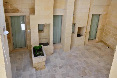 una habitación grande con ventanas y vistas panorámicas. en Vico dell' Elce, en Lecce