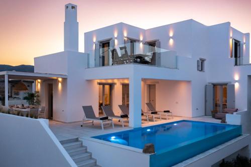 een villa met een zwembad voor een huis bij Sunsenses villa Ariadne in Piso Livadi