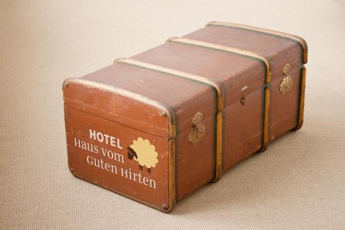 a brown suitcase with the words hirsch has your children bitten at Hotel Haus vom Guten Hirten in Münster