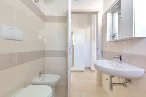 uma casa de banho com um WC e um lavatório em Residence Marelena by BarbarHouse em Casalabate