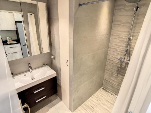 łazienka z umywalką i prysznicem w obiekcie Beautiful 1 bedroom with garden on the Croisette 254 w Cannes