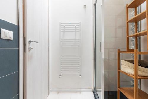 eine Dusche mit Glastür im Bad in der Unterkunft LUVI - Adda in Mailand