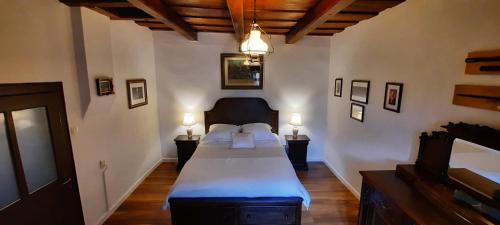 1 dormitorio con 1 cama y 2 luces en la pared en Gelei Guesthouse 