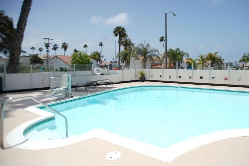 una piscina en un complejo vacacional en The Volare, Ascend Hotel Collection, en San Clemente