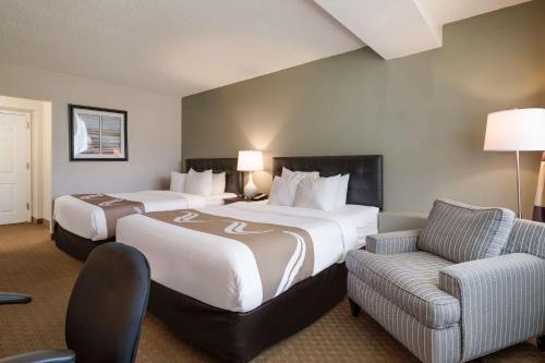 奧本的住宿－Quality Inn & Suites，酒店客房,设有两张床和一张沙发