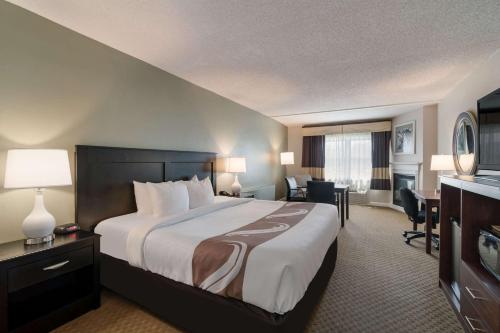 Katil atau katil-katil dalam bilik di Quality Inn & Suites