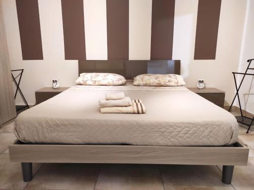 ein Schlafzimmer mit einem Bett mit zwei Handtüchern darauf in der Unterkunft Dadilò - Casa Vacanza & Bed and breakfast in Contursi