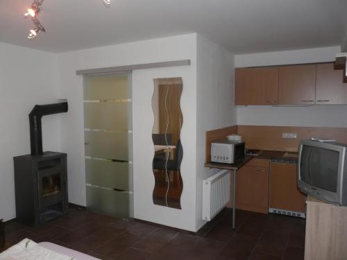 Ett kök eller pentry på Für Ihren Urlaub 2024 Fremdenzimmer-Appartement Eurasburg im Loisachtal - Tölzer Land