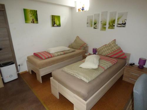 A bed or beds in a room at Für Ihren Urlaub 2024 Fremdenzimmer-Appartement Eurasburg im Loisachtal - Tölzer Land