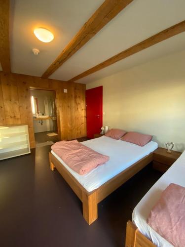 Gulta vai gultas numurā naktsmītnē Zyba-Hotelzimmer-Vermietung Aesch Kanton Luzern