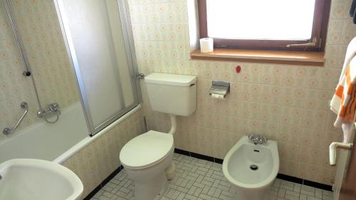 a bathroom with a toilet and a sink at B4 Schwarzwald-Fewo an der Alb in Menzenschwand