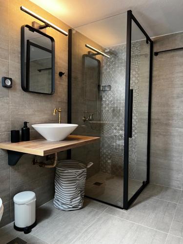 PSH -Stylish Quiet Top Floor Apt- Near Acropolis