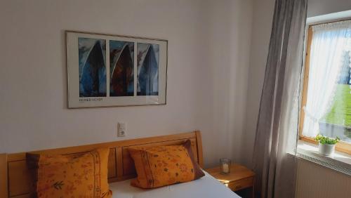 1 dormitorio con 1 cama y una foto en la pared en Aich21, en Peißenberg