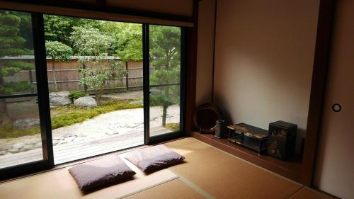 a room with a window with a view of a garden at Akizuki Niwa (Garden) House in Asakura