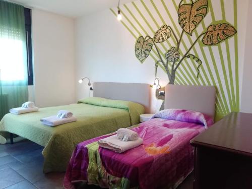 pokój z 2 łóżkami i ręcznikami w obiekcie Casa Marilla w Weronie