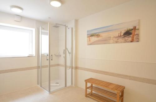 een badkamer met een douchecabine en een bank bij Haus Katharina links in Wyk auf Föhr