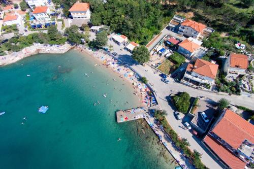 Zdjęcie z galerii obiektu Apartments by the sea Silo, Krk - 18759 w mieście Šilo