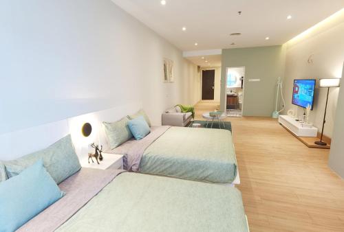 una camera da letto con due letti e un soggiorno di The Yaraville - Bangsar South Mid Valley a Kuala Lumpur