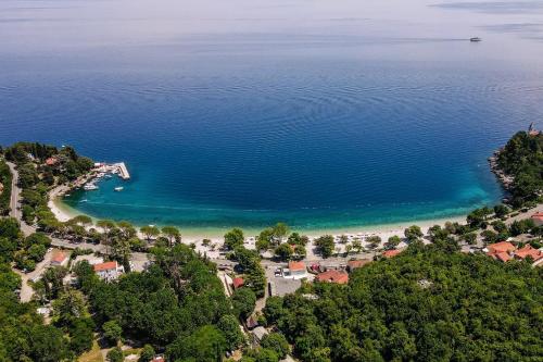 eine Luftansicht auf einen Strand und das Meer in der Unterkunft Campsite & Holiday Resort Medveja in Medveja
