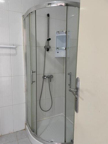 eine Dusche mit Glastür im Bad in der Unterkunft Zahra 1 in Houmt Souk