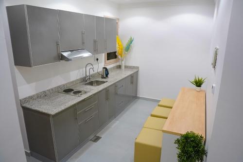 Dapur atau dapur kecil di BHomed Salmiya