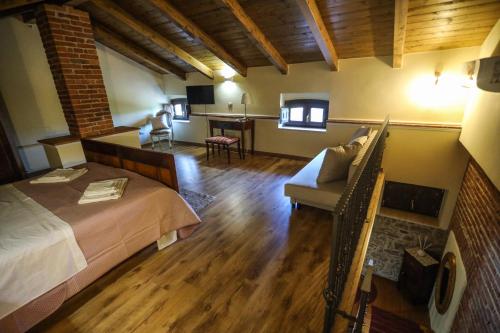 a bedroom with a bed and a couch in a room at Dimora dei Greci 1 in Paestum