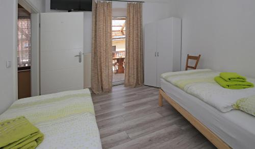 a bedroom with two beds with green towels on them at Ferienwohnung Rolandseck 