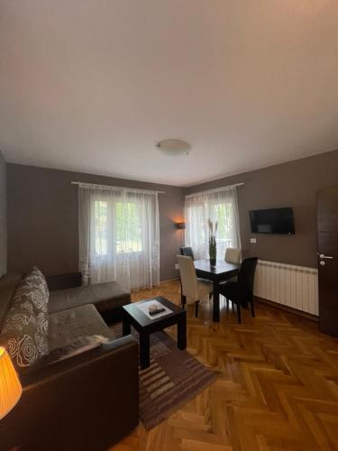 Μια τηλεόραση ή/και κέντρο ψυχαγωγίας στο Silver Snowflake - Apartman sa dvoristem