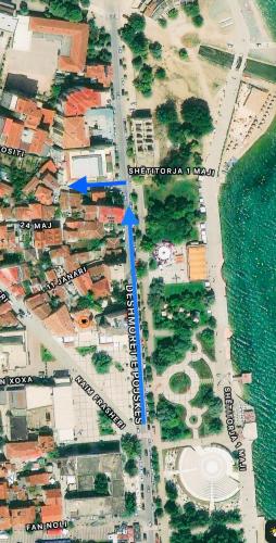 eine Stadtkarte mit einem blauen Pfeil in der Unterkunft Vila Nikolla in Pogradec