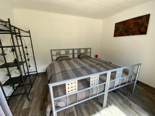 ein Schlafzimmer mit einem Bett in einem Zimmer in der Unterkunft La- ch'tite-Gamassette in Carlucet