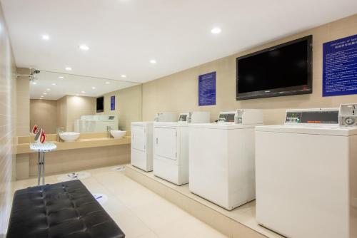uma sala de espera com electrodomésticos brancos e uma televisão de ecrã plano em Holiday Inn Express Changzhou Centre, an IHG Hotel em Changzhou