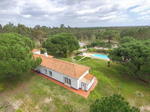 an aerial view of a house with a swimming pool at Monte do Pinheirinho in São Domingos