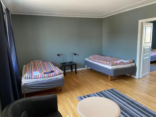 Habitación con 2 camas y mesa. en Hotel Lapland River en Pajala