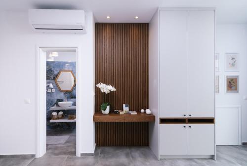 La salle de bains est pourvue d'un lavabo et d'un miroir. dans l'établissement Sea View Luxury Villa White in Blue, à Matala