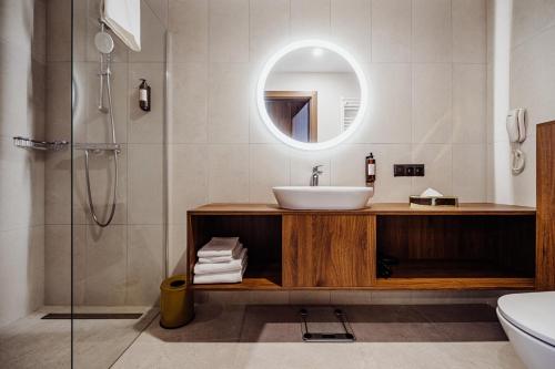 W łazience znajduje się umywalka i lustro. w obiekcie Elements Hotel&Spa w Świeradowie Zdroju
