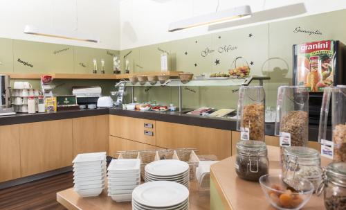 Kuchyň nebo kuchyňský kout v ubytování ibis Leipzig Nord-Ost