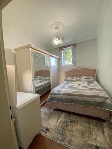 een slaapkamer met een bed, een dressoir en een spiegel bij Budak Home in Nevsehir