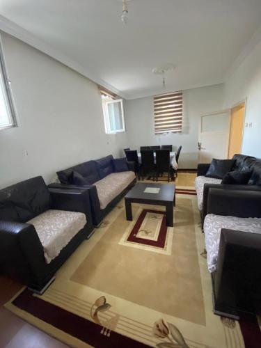 ein Wohnzimmer mit Sofas und einem Tisch in der Unterkunft Budak Home in Nevşehir