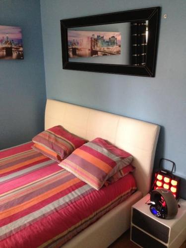 un lit avec deux oreillers dessus dans une chambre dans l'établissement Paris Central Design Jardin & Terrasse privé, à Paris