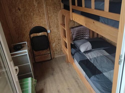 a small bedroom with a bunk bed and a tv at amo-isuntke in Jut'a
