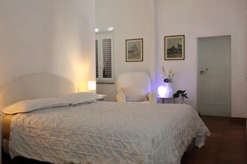 una camera con un grande letto e due sedie di Molina apartment 213 a Pugnano