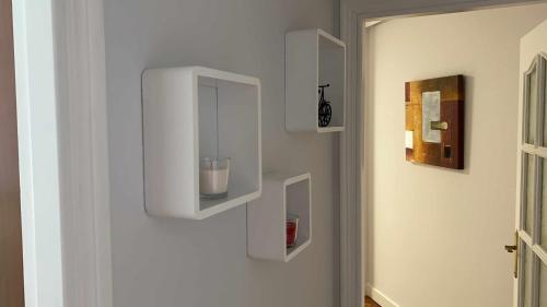 ヒホンにあるBegoña Centro by FlowHomeの白い壁にろうそくが置かれた部屋