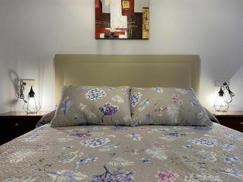 ヒホンにあるBegoña Centro by FlowHomeの枕が2つ置かれたベッド