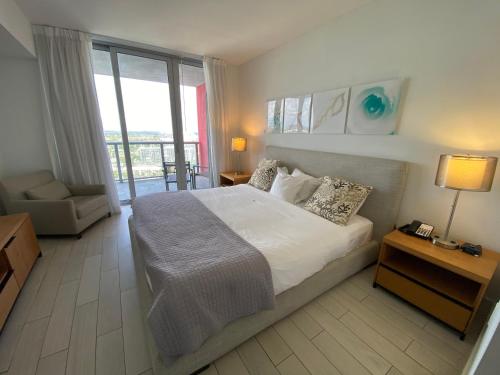 Katil atau katil-katil dalam bilik di Boutique-Style Miami Apt, Comfort, Design & Sea View -26A