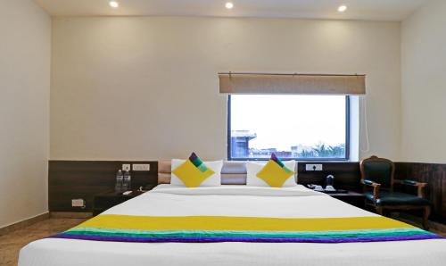 Un dormitorio con una cama grande y una ventana. en Itsy Hotels Jashan, en Mohali