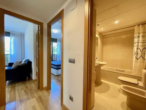 マドリードにあるApartamento en Madridのバスルーム(トイレ、洗面台、バスタブ付)