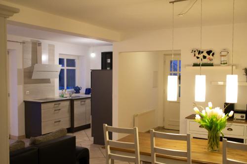 eine Küche und ein Esszimmer mit einem Tisch und Stühlen in der Unterkunft Hof Timmermann - Kuhstall in Ottenstein